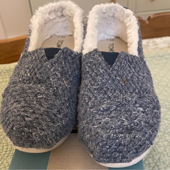 TOMS Women's Fuzzy Blue loafers. - Picture 1 of 4